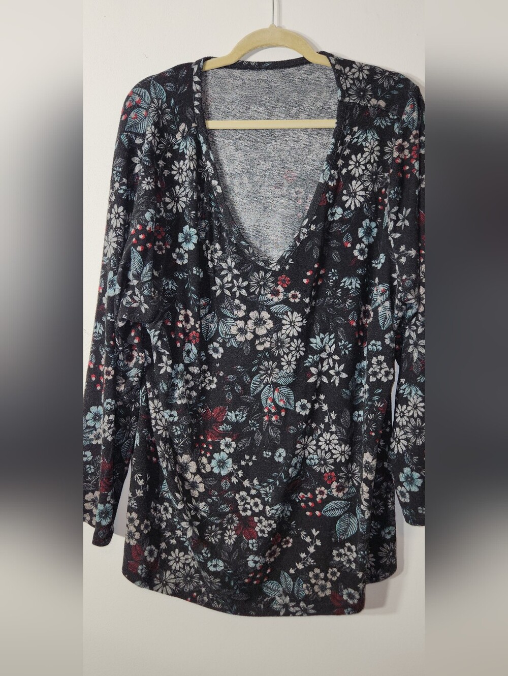 🖤Black🩶 Grey Floral V-Neck Top with Blue and Red Accents Lane Bryant 22/24